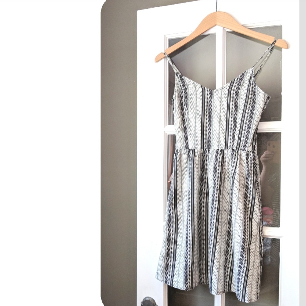 🆕  NWT H&M Black and White Pleated Dress Size 2